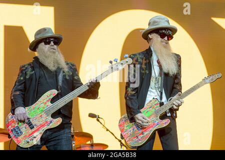 Dusty Hill, Bassist der berühmten Musikgruppe ZZ Top, starb am Mittwoch im Alter von 72 Jahren, teilte die Gruppe in den sozialen Netzwerken - FILE - ZZ Top live auf der Bühne beim Hellfest Open Air Festival am 22. Juni 2019 in Clisson, Frankreich mit Foto von Julien Reynaud/APS-Medias/ABACAPRESS.COM Stockfoto