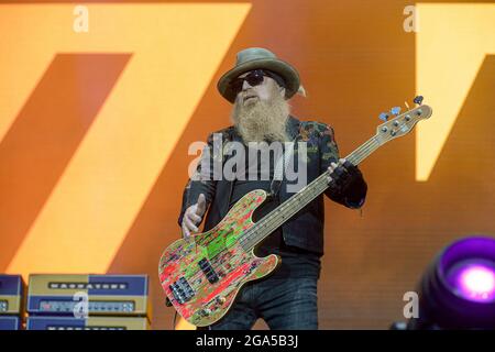 Dusty Hill, Bassist der berühmten Musikgruppe ZZ Top, starb am Mittwoch im Alter von 72 Jahren, teilte die Gruppe in den sozialen Netzwerken - FILE - ZZ Top live auf der Bühne beim Hellfest Open Air Festival am 22. Juni 2019 in Clisson, Frankreich mit Foto von Julien Reynaud/APS-Medias/ABACAPRESS.COM Stockfoto