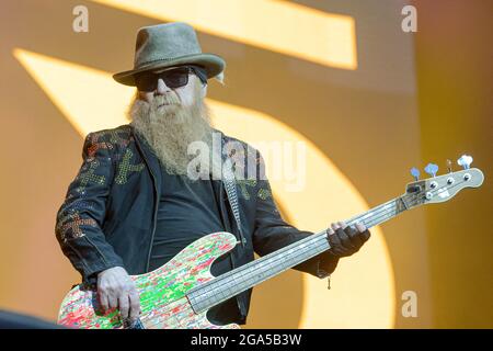 Dusty Hill, Bassist der berühmten Musikgruppe ZZ Top, starb am Mittwoch im Alter von 72 Jahren, teilte die Gruppe in den sozialen Netzwerken - FILE - ZZ Top live auf der Bühne beim Hellfest Open Air Festival am 22. Juni 2019 in Clisson, Frankreich mit Foto von Julien Reynaud/APS-Medias/ABACAPRESS.COM Stockfoto