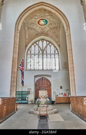 Das westliche Ende der christlichen Kirche St. Mary and All Saints aus dem 15. Jahrhundert im Dorf Fotheringhay, England. Stockfoto