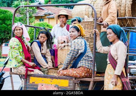 Weibchen aus dem ethnischen Bergstamm von Pa'o (Pa-o), die farbenfrohe Turbane tragen, reisen auf dem LKW in Kalaw, Shan State, Myanmar Stockfoto