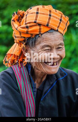 Ältere Markthändler aus dem Stamm des Pa'o (Pa-o)-Hügels mit orangefarbenem Turban und lachenden Zähnen in Kalaw, Shan State, Myanmar Stockfoto
