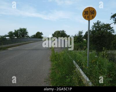 Weilerswist, Deutschland. Juli 2021. Verkehrsschild für Militärfahrzeuge vor einer Brücke - MLC-Schild ohne Unterscheidung zwischen Rad- und Raupenfahrzeugen. Auf Brücken und Straßen mit begrenzter Tragfähigkeit weisen Schilder darauf hin, welche Lastklasse sicher auf ihnen fahren kann. Die Military Load Classification (MLC)- oder MLC-Klasse ist eine Gewichtsklassifizierung für militärische NATO-Kraftfahrzeuge. Quelle: Horst Galuschka/dpa/Horst Galuschka dpa/Alamy Live News Stockfoto