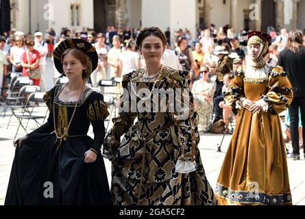 Krakau, Polen. Juli 2021. Während der Modenschau in Kostümen zu sehen.Tänzer des Tanztheaters Terpsichore und Schauspieler des Nomina Rosae Teatr präsentierten im Innenhof des Königsschlosses Wawel in Krakau eine Rekonstruktion der Renaissance-Mode. (Bild: © Alex Bona/SOPA Images via ZUMA Press Wire) Stockfoto