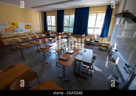 München, Deutschland. Juli 2021. Ein leeres Klassenzimmer im Rupprecht-Gymnasium. 29.07.2021 ist der letzte Schultag vor den Sommerferien in Bayern. Quelle: Sven Hoppe/dpa/Alamy Live News Stockfoto