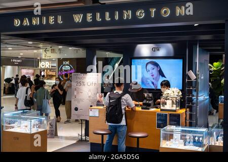 Hongkong, China. Juli 2021. Käufer im schwedischen Uhrenhersteller Daniel Wellington Store in Hongkong. (Foto von Budrul Chukrut/SOPA Images/Sipa USA) Quelle: SIPA USA/Alamy Live News Stockfoto