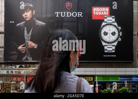Hongkong, China. Juli 2021. TUDOR, Schweizer Hersteller von Armbanduhren und Werbebanner in Hongkong. (Foto von Budrul Chukrut/SOPA Images/Sipa USA) Quelle: SIPA USA/Alamy Live News Stockfoto