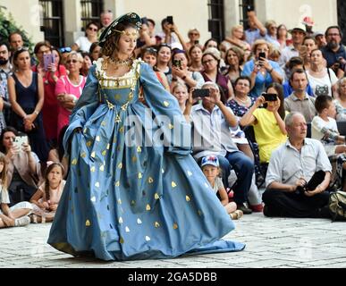 Krakau, Polen. Juli 2021. Ein Performer, der während der Modenschau auf der Bühne zu sehen war.Tänzer des Tanztheaters Terpsichore und Schauspieler des Nomina Rosae Teatr präsentierten im Innenhof des Königsschlosses Wawel in Krakau eine Rekonstruktion der Renaissance-Mode. (Bild: © Alex Bona/SOPA Images via ZUMA Press Wire) Stockfoto