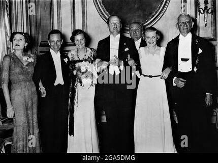 LENI RIEFENSTAHL im Juni 1936 in der italienischen Botschaft in Berlin, begleitet von Nazi-Propagandaminister JOSEPH GOEBBELS und seiner Frau, erhält von der Gräfin CIANO, Tochter von Benito Mussolini, den Italienischen Preis für den besten Film für DEN TRIUMPH DES WILLENS / TRIUMPH DES WILLES (erschienen 1935) Stockfoto