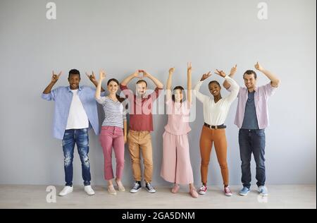 Eine Gruppe glücklicher, multirassischer Menschen, die positive Handgesten wie OK, Daumen hoch usw. zeigen Stockfoto