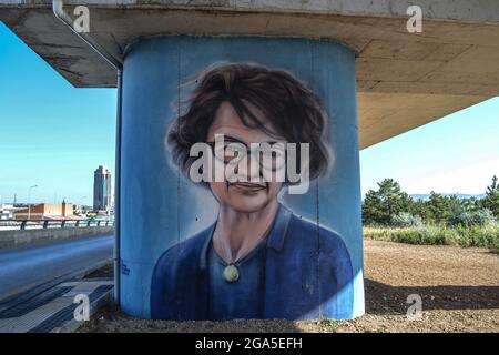 Ankara, Türkei. Juli 2021. Das Art-Team der Ankara Metropolitan Municipality (ABB) malt eine Brückensäule mit einem Graffiti des deutsch-türkischen Wissenschaftlers Ozlem Tureci, der am Donnerstag, den 29. Juli, in Ankara, Türkei, BioNTech-Coronavirus-Impfstoff hergestellt hat, 2021. (Foto: Altan Gocher/GocherImagery/Sipa USA) Quelle: SIPA USA/Alamy Live News Stockfoto