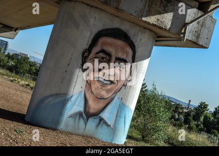 Ankara, Türkei. Juli 2021. Das Kunstteam der Stadtverwaltung Ankara (ABB) malt eine Brückensäule mit einem Graffiti des deutsch-türkischen Wissenschaftlers Ugur Sahin, der am Donnerstag, den 29. Juli, in Ankara, Türkei, den BioNTech-Coronavirus-Impfstoff mit Pfizer hergestellt hat, 2021. (Foto: Altan Gocher/GocherImagery/Sipa USA) Quelle: SIPA USA/Alamy Live News Stockfoto