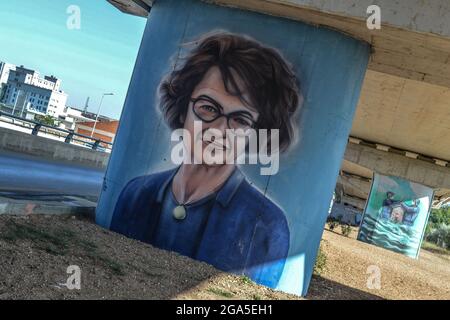 Ankara, Türkei. Juli 2021. Das Art-Team der Ankara Metropolitan Municipality (ABB) malt eine Brückensäule mit einem Graffiti des deutsch-türkischen Wissenschaftlers Ozlem Tureci, der am Donnerstag, den 29. Juli, in Ankara, Türkei, BioNTech-Coronavirus-Impfstoff hergestellt hat, 2021. (Foto: Altan Gocher/GocherImagery/Sipa USA) Quelle: SIPA USA/Alamy Live News Stockfoto