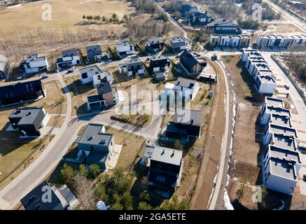 Luftaufnahme der Dächer von modernen Landhäusern. Hütten, Stadthäuser und Reihenhäuser. Bau von modernen Wohnkomplexen. Makler und Rea Stockfoto