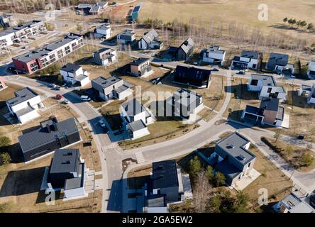 Luftaufnahme der Dächer von modernen Landhäusern. Hütten, Stadthäuser und Reihenhäuser. Bau von modernen Wohnkomplexen. Makler und Rea Stockfoto