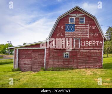 „in god we Trust“-Scheune in Latah, einer Stadt im Spokane County, Washington Stockfoto