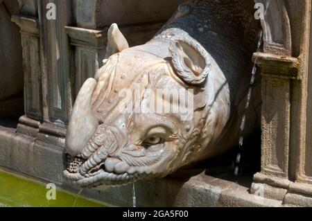 Italien: Der Praetorianische Brunnen (Fontana Pretoria) aus dem 16. Jahrhundert, Piazza Pretoria, Palermo, Sizilien. Der Praetorianische Brunnen befindet sich im Herzen des historischen Zentrums von Palermo und stellt das wichtigste Wahrzeichen der Piazza Pretoria dar. Der Brunnen wurde ursprünglich von Francesco Camilliani (1530 - 1586), einem toskanischen Bildhauer, in der Stadt Florenz im Jahr 1554 gebaut, wurde aber 1574 nach Palermo verlegt Stockfoto