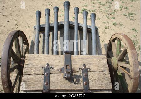 Alte mehrbarreled Kanone auf Rädern Draufsicht Stockfoto