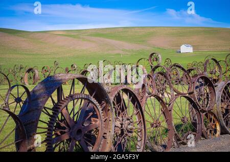 Der Wagon Wheel Fence, ein laufendes Projekt, besteht aus über 1,000 antiken Wagen- und Traktorrädern und befindet sich in Uniontown entlang der US-195. Stockfoto