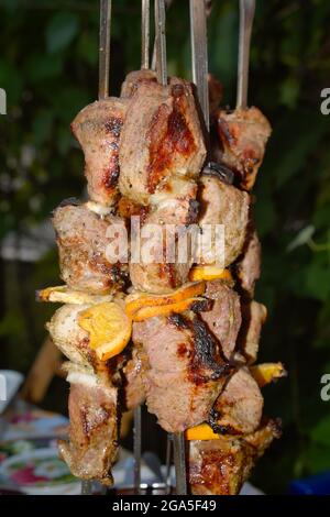 Gegrillte Fleischstücke auf Spiessen in Nahaufnahme Stockfoto