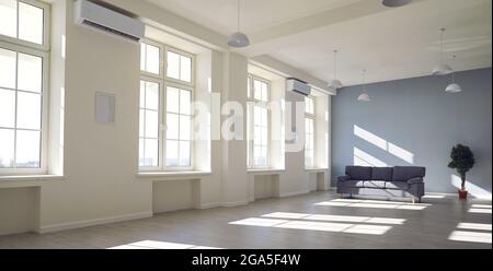 Innenraum eines großen hellen leeren Raumes einer geräumigen unmöblierten Wohnung an einem hellen Tag