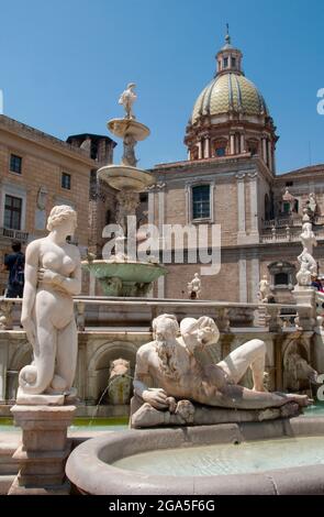 Italien: Der Praetorianische Brunnen (Fontana Pretoria) aus dem 16. Jahrhundert, Piazza Pretoria, Palermo, Sizilien. Der Praetorianische Brunnen befindet sich im Herzen des historischen Zentrums von Palermo und stellt das wichtigste Wahrzeichen der Piazza Pretoria dar. Der Brunnen wurde ursprünglich von Francesco Camilliani (1530 - 1586), einem toskanischen Bildhauer, in der Stadt Florenz im Jahr 1554 gebaut, wurde aber 1574 nach Palermo verlegt Stockfoto