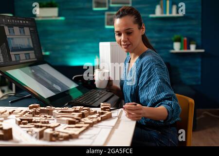 Frau mit Architektenberuf, die an einem Blaupause-Modellbauplan für den architektonischen Ingenieurbau arbeitet. Virtuelle Zeichnung Fachperson Entwicklung Renovierungsprojekt Stockfoto