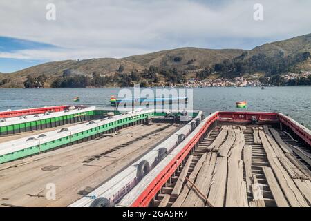 TIQUINA-STRASSE, BOLIVIEN - 11. MAI 2015: Flöße werden für den Transport von Fahrzeugen über die Tiquina-Straße am Titicaca-See, Bolivien, vorbereitet Stockfoto