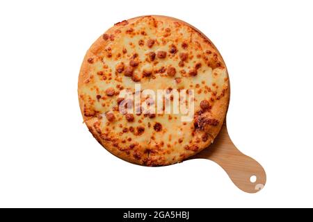 Draufsicht auf Pizza auf einem Holztablett isoliert auf weißem Hintergrund Stockfoto