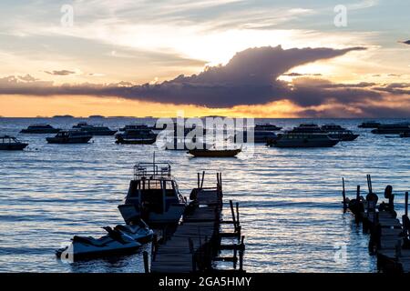 Sonnenuntergang in einem Hafen der Stadt Copaba am Titicaca-See, Bolivien Stockfoto