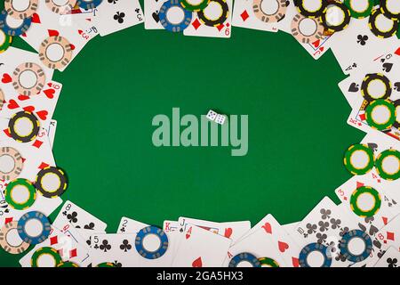 Sicht von oben mit kopieren. Banner template layout Mockup für online Casino. Grüne Tabelle, Ansicht von oben am Arbeitsplatz. Stockfoto