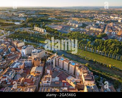 Luftaufnahme des Segre Flusses und des Zentrums von Lleida in Spanien, Kathedrale, Burg und Festung auf dem Hügel mit Blick auf die moderne Stadt. Stockfoto