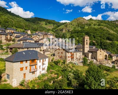 Luftaufnahme des ländlichen Dorfes Durro, Valle de Boi, Pyrenäen, Catlunya, Spanien. Durro ist eine Stadt in der Gemeinde Valle de Bohí im Alta Ribagor Stockfoto