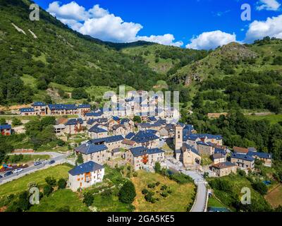 Luftaufnahme des ländlichen Dorfes Durro, Valle de Boi, Pyrenäen, Catlunya, Spanien. Durro ist eine Stadt in der Gemeinde Valle de Bohí im Alta Ribagor Stockfoto