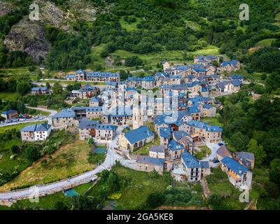 Luftaufnahme des ländlichen Dorfes Durro, Valle de Boi, Pyrenäen, Catlunya, Spanien. Durro ist eine Stadt in der Gemeinde Valle de Bohí im Alta Ribagor Stockfoto