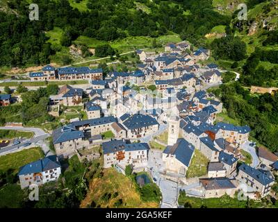 Luftaufnahme des ländlichen Dorfes Durro, Valle de Boi, Pyrenäen, Catlunya, Spanien. Durro ist eine Stadt in der Gemeinde Valle de Bohí im Alta Ribagor Stockfoto