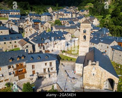 Luftaufnahme des ländlichen Dorfes Durro, Valle de Boi, Pyrenäen, Catlunya, Spanien. Durro ist eine Stadt in der Gemeinde Valle de Bohí im Alta Ribagor Stockfoto