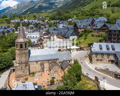 Luftaufnahme von Bagergue oder Bagerque Dorf mit der romanischen Sant Feliú Kirche in der Nähe von Viella, Val d'Aran, Aran-Tal im Aran-Tal in den Pyrenäen Llei Stockfoto