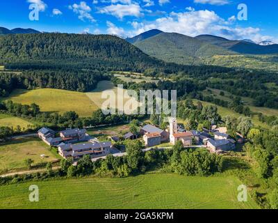 Luftaufnahme der Kirche Santa Eugènia de Nerellà in Bellver de Cerdanya Alp Pirineu Lleida Provinz Katalonien Spanien. Unter den traditionellen Häusern in Stockfoto