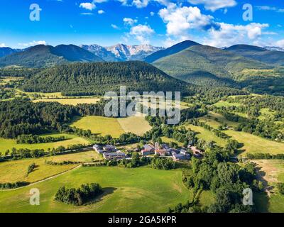 Luftaufnahme der Kirche Santa Eugènia de Nerellà in Bellver de Cerdanya Alp Pirineu Lleida Provinz Katalonien Spanien. Unter den traditionellen Häusern in Stockfoto