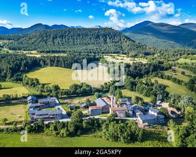 Luftaufnahme der Kirche Santa Eugènia de Nerellà in Bellver de Cerdanya Alp Pirineu Lleida Provinz Katalonien Spanien. Unter den traditionellen Häusern in Stockfoto