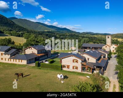 Luftaufnahme der Kirche Santa Eugènia de Nerellà in Bellver de Cerdanya Alp Pirineu Lleida Provinz Katalonien Spanien. Unter den traditionellen Häusern in Stockfoto