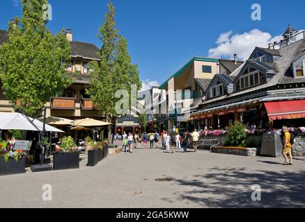 Whistler Village im Juli 2021. Village Square in Whistler, British Columbia, Kanada. Stockfoto