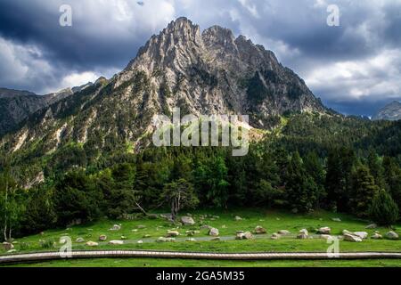 Encantats Gipfel vom See Sant Maurici aus gesehen, an einem Frühlingsnachmittag Aiguestortes i Sant Maurici Nationalpark, Pyrenäen. Los encantados oder Encantats Stockfoto