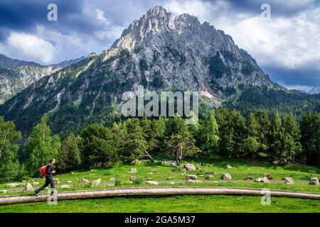 Encantats Gipfel vom See Sant Maurici aus gesehen, an einem Frühlingsnachmittag Aiguestortes i Sant Maurici Nationalpark, Pyrenäen. Los encantados oder Encantats Stockfoto