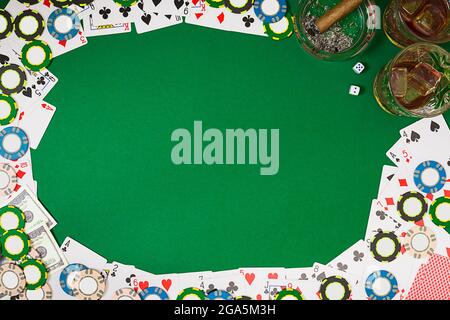 Sicht von oben mit kopieren. Banner template layout Mockup für online Casino. Grüne Tabelle, Ansicht von oben am Arbeitsplatz. Stockfoto