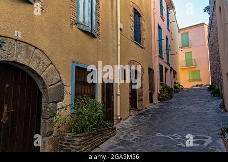 Straßen in der Altstadt, Collioure, Pyrenees-Orientales, Languedoc-Roussillon, Frankreich. Stockfoto