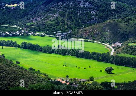 Sort Valley von der Straße, die nach Port del Cantó (Pallars Sobirà, Katalonien, Spanien, Pyrenäen) geht gesehen. Der Naturlehrpfad Sort und Vall d’Àssua Stockfoto