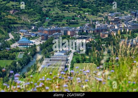 Sort Tal und Dorf von der Straße, die nach Port del Cantó (Pallars Sobirà, Katalonien, Spanien, Pyrenäen) geht gesehen. Das Dorf Sort gehört zu Lleid Stockfoto