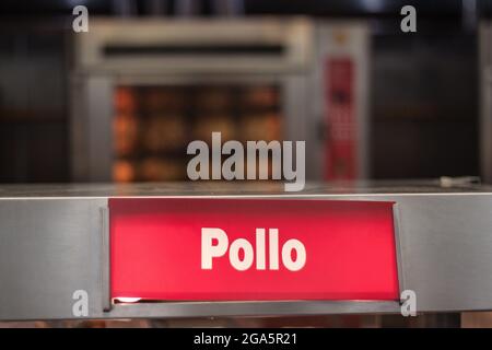 CIUDAD DE MEXICO, MEXIKO - 09. Apr 2019: Ein 'Pollo', geschrieben auf einem roten hinterleuchteten Schild in einer Rotisserie eines Supermarkts. Stockfoto